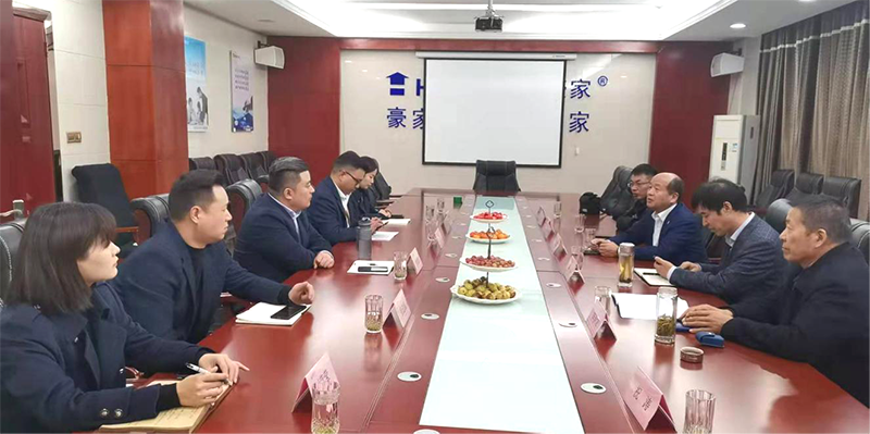座談交流時(shí)，大家話心聲，抒己見(jiàn)，謀良策，暢所欲言，共話發(fā)展