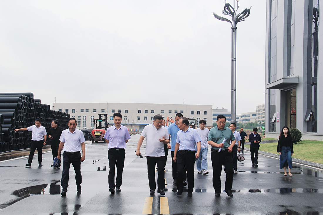 縣委副書記、縣長胡天立帶領(lǐng)縣政府辦、發(fā)改委、財政局等部門蒞臨豪家集團項目現(xiàn)場調(diào)度會2