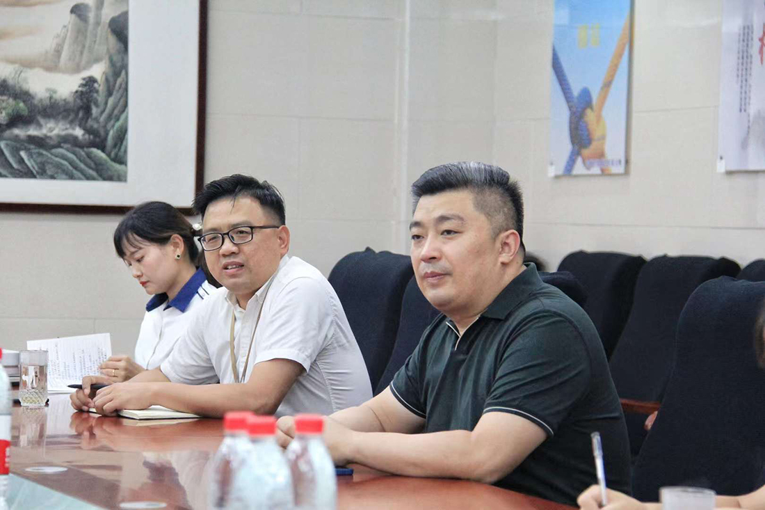 8月24日上午，縣科技局負(fù)責(zé)人張玲、縣安監(jiān)局主要負(fù)責(zé)同志帶領(lǐng)各局黨組成員一行走進豪家集團2