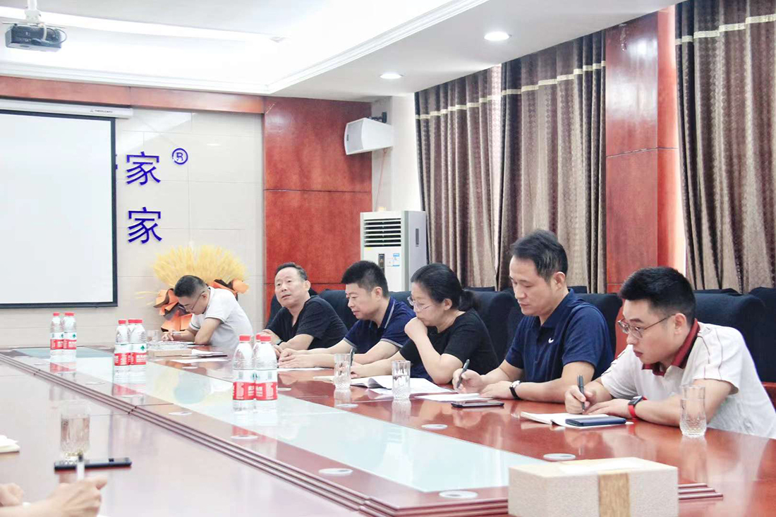 8月24日上午，縣科技局負(fù)責(zé)人張玲、縣安監(jiān)局主要負(fù)責(zé)同志帶領(lǐng)各局黨組成員一行走進豪家集團3