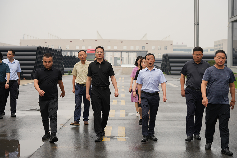 肥西縣桃花鎮(zhèn)政協(xié)聯(lián)絡組長韓雪松，鎮(zhèn)黨委副書記軒耀等一行蒞臨豪家股份調(diào)研交流